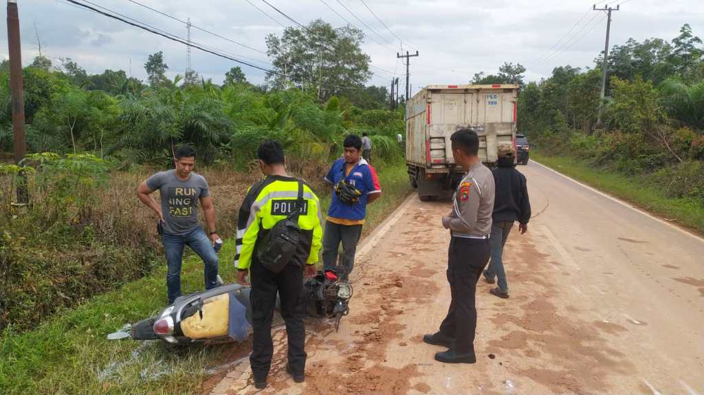 Satlantas Evakuasi Kecelakaan lalu lintas antara Sepeda Motor dengan Mobil Truck Dua Orang Meninggal&nbsp;Dunia